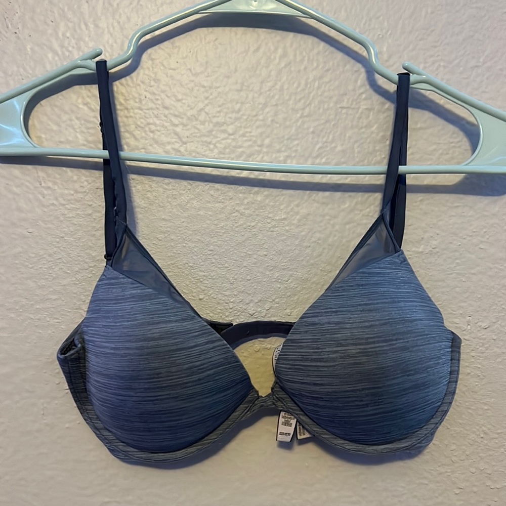 Victoria’s Secret bra size 32D very light purple grayish color